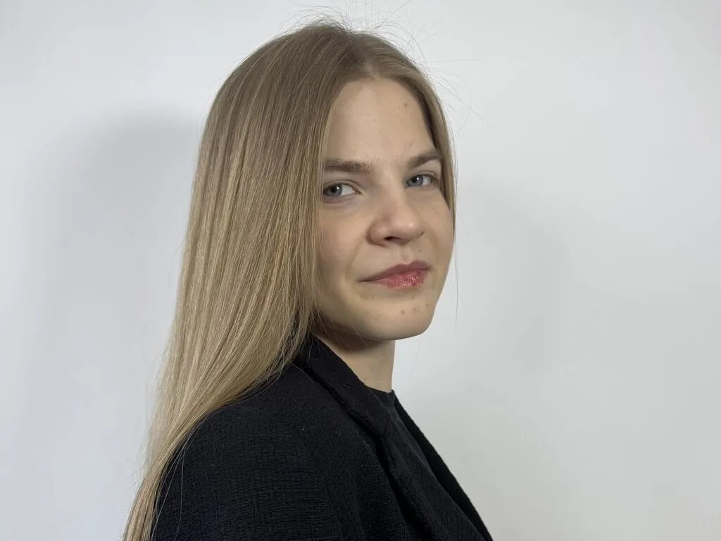 AltheaOrrico — I'm a big fan of flowers, especially delicate and bright roses. They lift my mood and inspire me. Sometimes I even imagine myself as a princess, surrounded by beautiful pink ponies! It's so cute and fairytale-like.