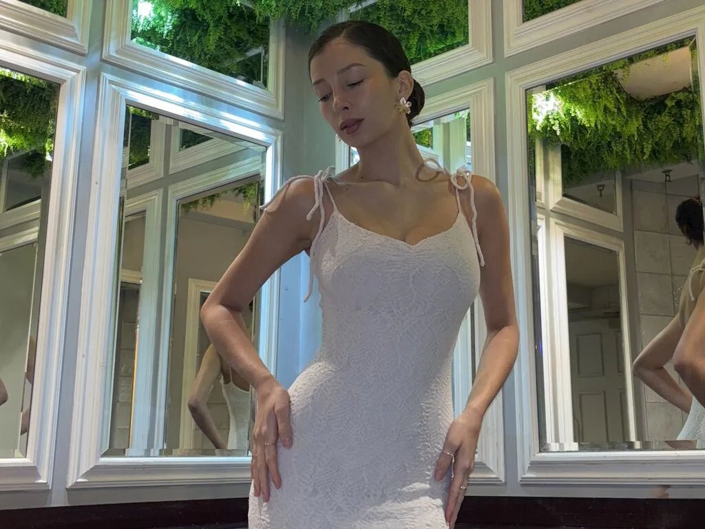 ElianaBloom — I adore gentle attention, soft words, and being spoiled with affection. Make me smile, make me blush... I'll make it worth your while.