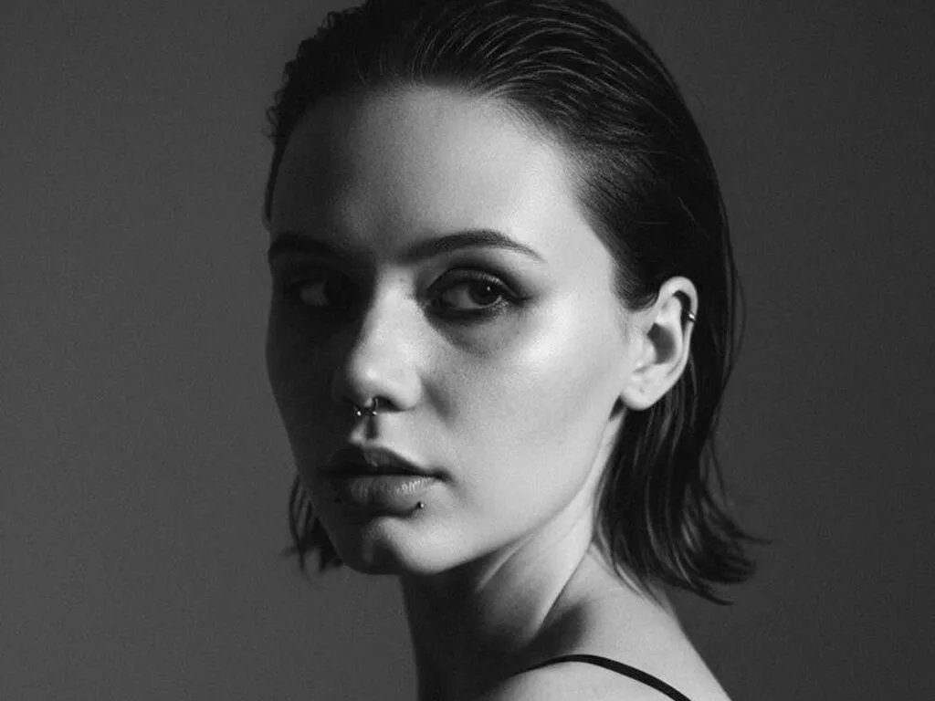 JudithSterett — Likes: Music, confidence, slow teasing, and men who love to watch and feel. 