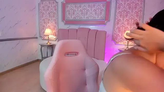 _EmmaAdamms on StripChat 