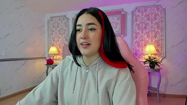 _EmmaAdamms on StripChat 