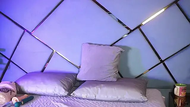 _mia_rossi — Show saliva in boobs 