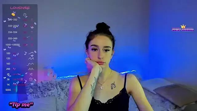 AdeliaBrooks on StripChat 
