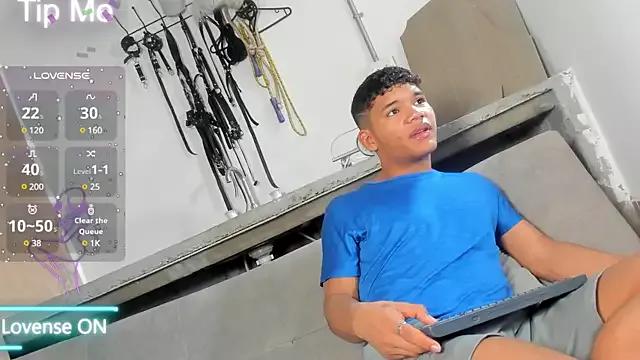 ale_kinghot02 on StripChat 