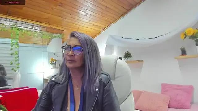 Amarantha_h on StripChat 