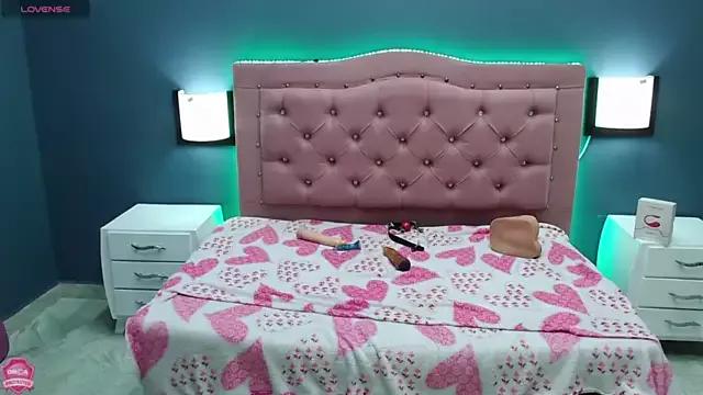 AnnieHotCurvy on StripChat 