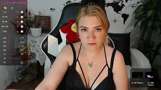 annihee on StripChat 