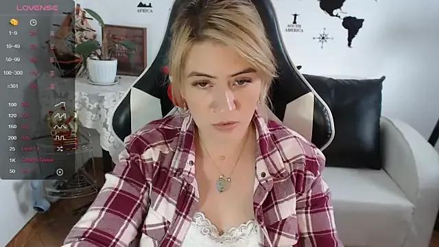 annihee on StripChat 