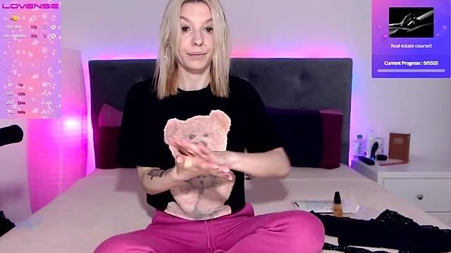 Anya11223 on StripChat 