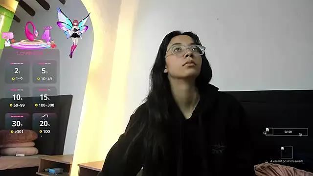 ariaglow on StripChat 