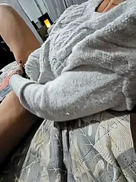 bella82 on StripChat 