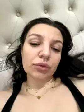 Bella_Quiny on StripChat 