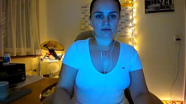 Elin25 on StripChat 