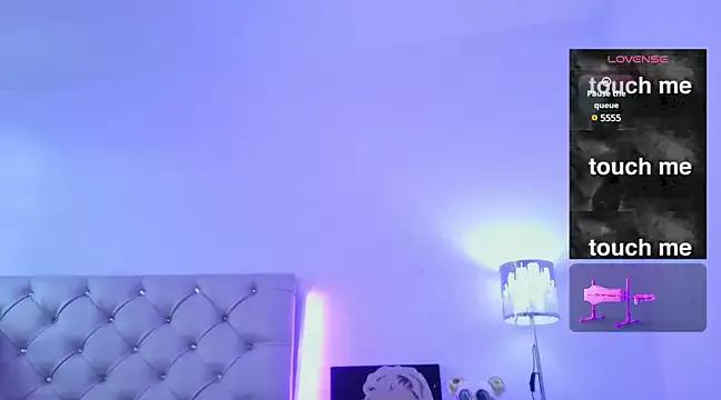 EmberEyes_999 on StripChat 