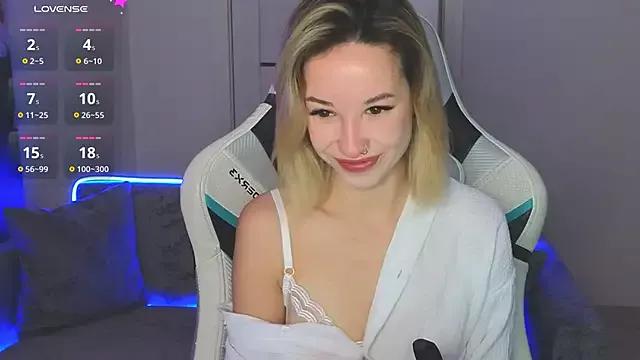 EmelyBenz on StripChat 