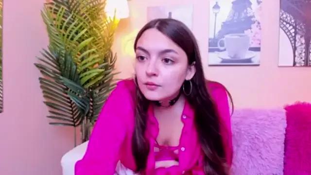EmillyLewiss on StripChat 