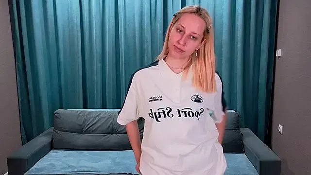 EmilyReyess — air kiss + smile