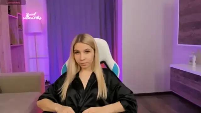 EmmaCrossf on StripChat 