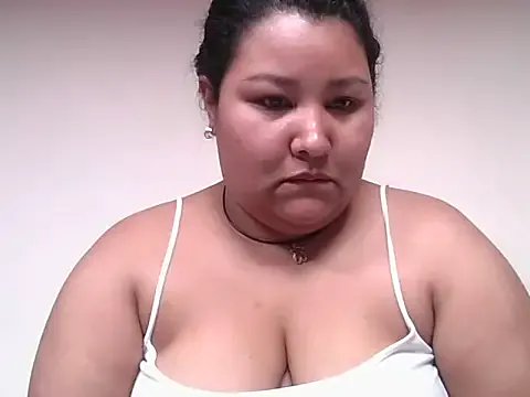 GabyBeautiful93 — levantarse y mostrar la cola en tangas