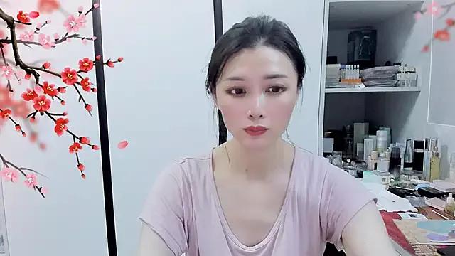 guoguo- on StripChat 