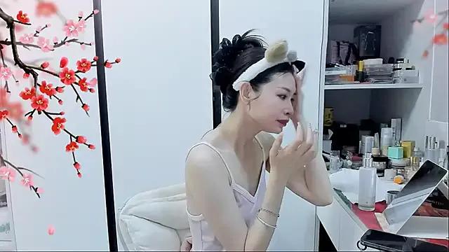 guoguo- on StripChat 