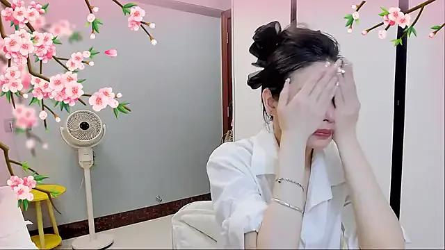 guoguo- on StripChat 