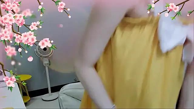 guoguo- on StripChat 