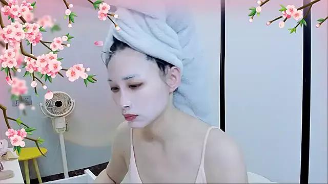guoguo- on StripChat 