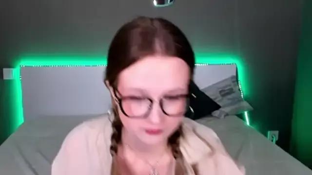 Holly_Woodd on StripChat 