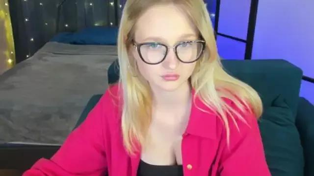 Holly_Woodd on StripChat 