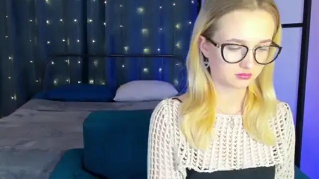 Holly_Woodd on StripChat 