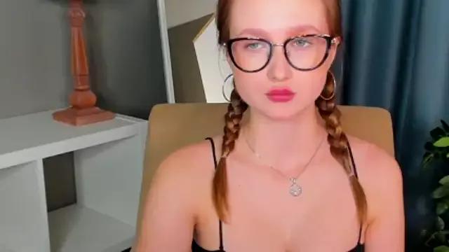 Holly_Woodd on StripChat 
