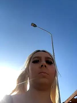 hotamanda01 — Public full naked girl