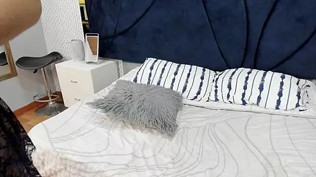 ISABELLATOURE on StripChat 