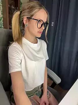 kittenpawsgirl on StripChat 