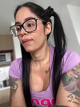 LaraHenao on StripChat 