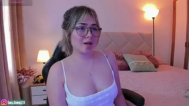 Lau_Bee on StripChat 
