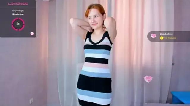 LauraLamd on StripChat 