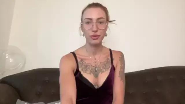 LiaLuxuria on StripChat 