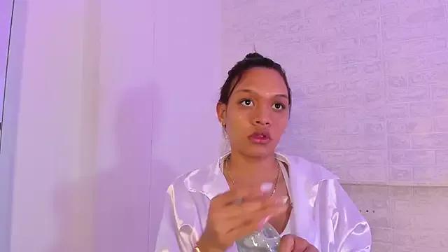 LuluGlow on StripChat 