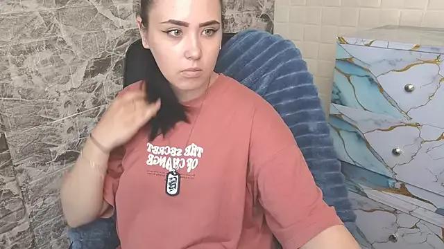 LunaLinee on StripChat 