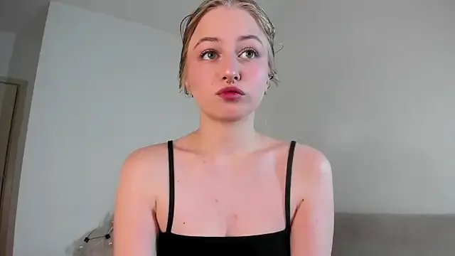 MiaMews on StripChat 