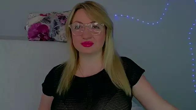 MilaSmille on StripChat 