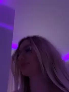 mollyxxx on StripChat 