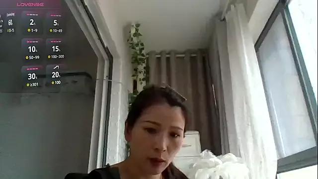 qinerOIO on StripChat 