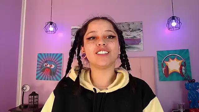 SaraCampur on StripChat 