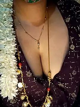 tuttifrutti17 on StripChat 