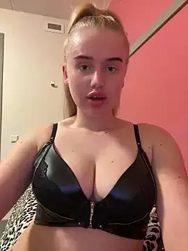 yourhornyslut on StripChat 
