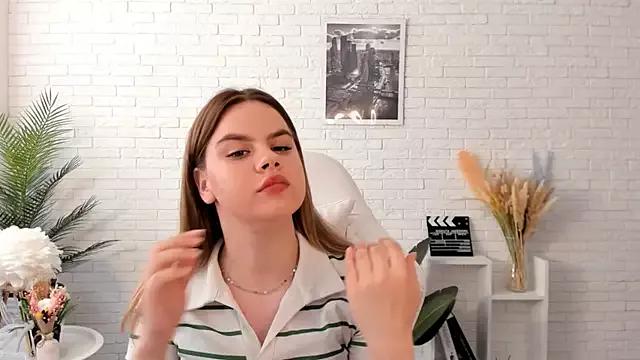 ZaraHanks on StripChat 